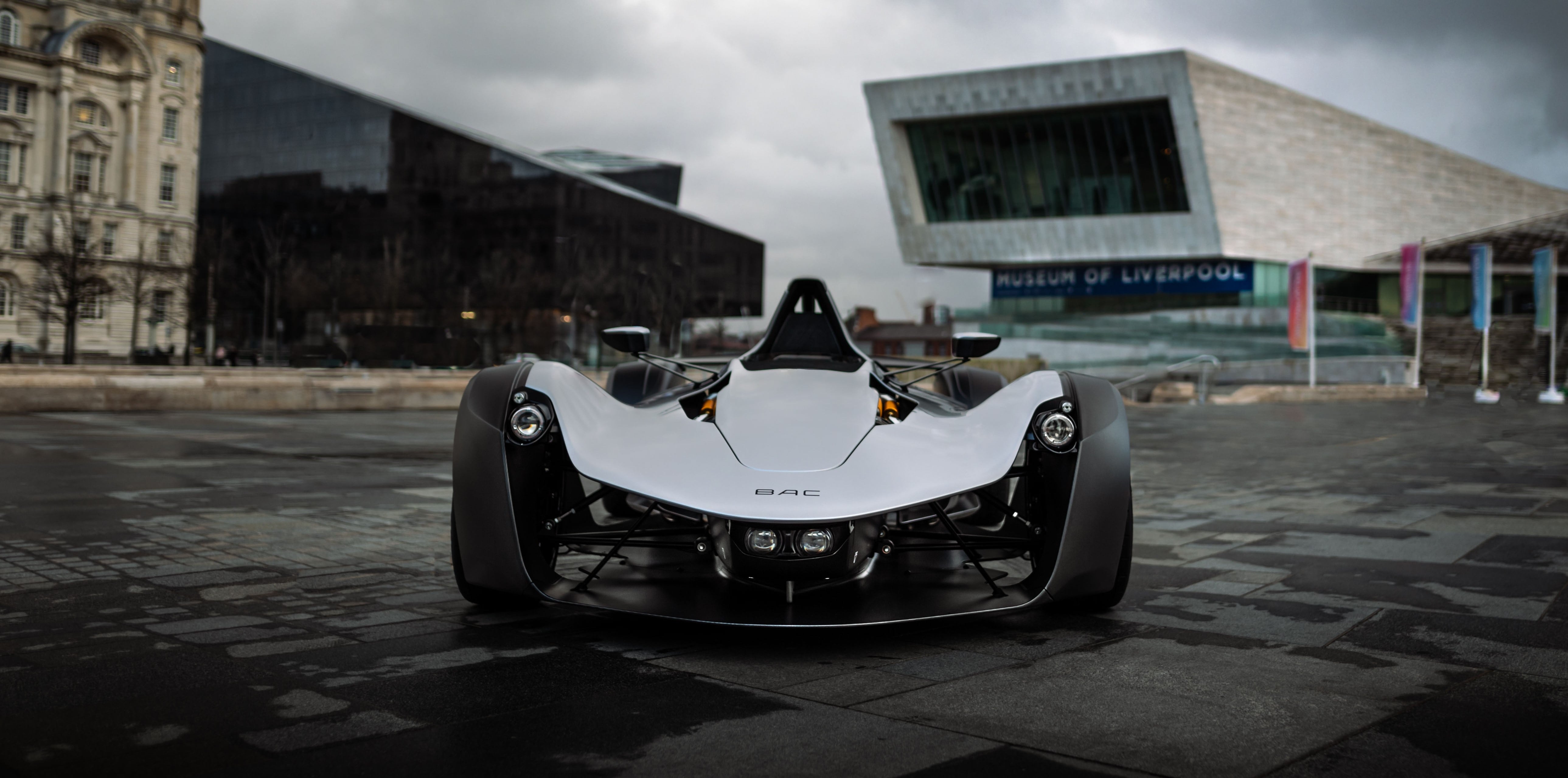 English supercar made with Brazilian niobium structure